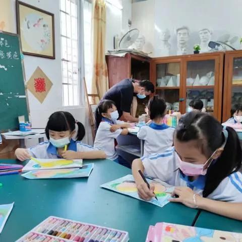 課后服務(wù)學(xué)校怎么做？帶你直擊廣東'官方帶娃'美術(shù)輔導(dǎo)現(xiàn)場